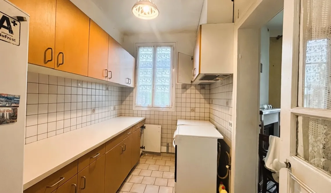 Rare sur Bayonne - Dans la zone St Frédéric, charmante maison des années 30 de 75 m² H sur 2 niveaux, double séjour, 2 chambres sur parcelle de 261 m² + garage.