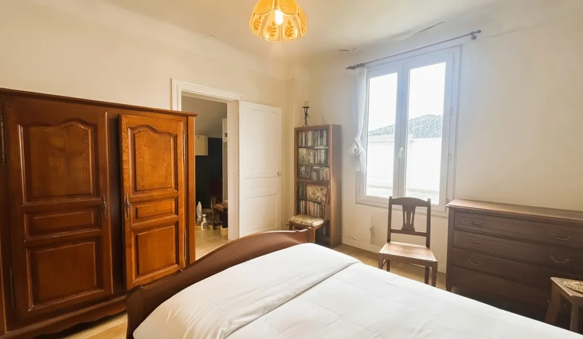 Rare sur Bayonne - Dans la zone St Frédéric, charmante maison des années 30 de 75 m² H sur 2 niveaux, double séjour, 2 chambres sur parcelle de 261 m² + garage.