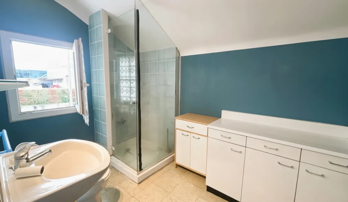 Rare sur Bayonne - Dans la zone St Frédéric, charmante maison des années 30 de 75 m² H sur 2 niveaux, double séjour, 2 chambres sur parcelle de 261 m² + garage.