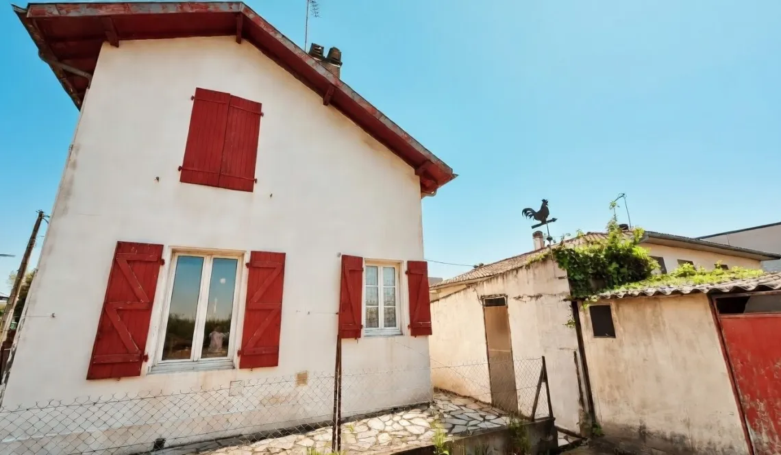 Rare sur Bayonne - Dans la zone St Frédéric, charmante maison des années 30 de 75 m² H sur 2 niveaux, double séjour, 2 chambres sur parcelle de 261 m² + garage.