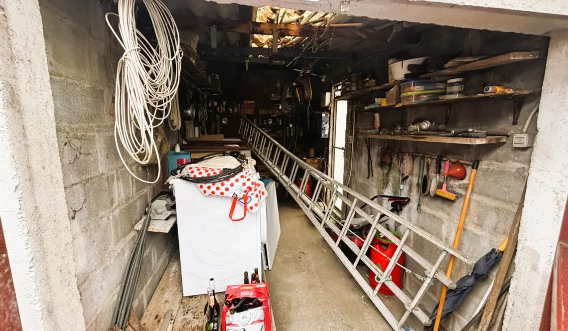 Rare sur Bayonne - Dans la zone St Frédéric, charmante maison des années 30 de 75 m² H sur 2 niveaux, double séjour, 2 chambres sur parcelle de 261 m² + garage.