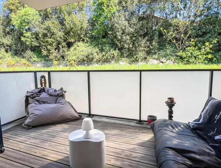 Bayonne les Arènes - Joli type 2 de 42 m2 habitable, beau séjour sur terrasse sans vis à vis, place de parking sous-sol 