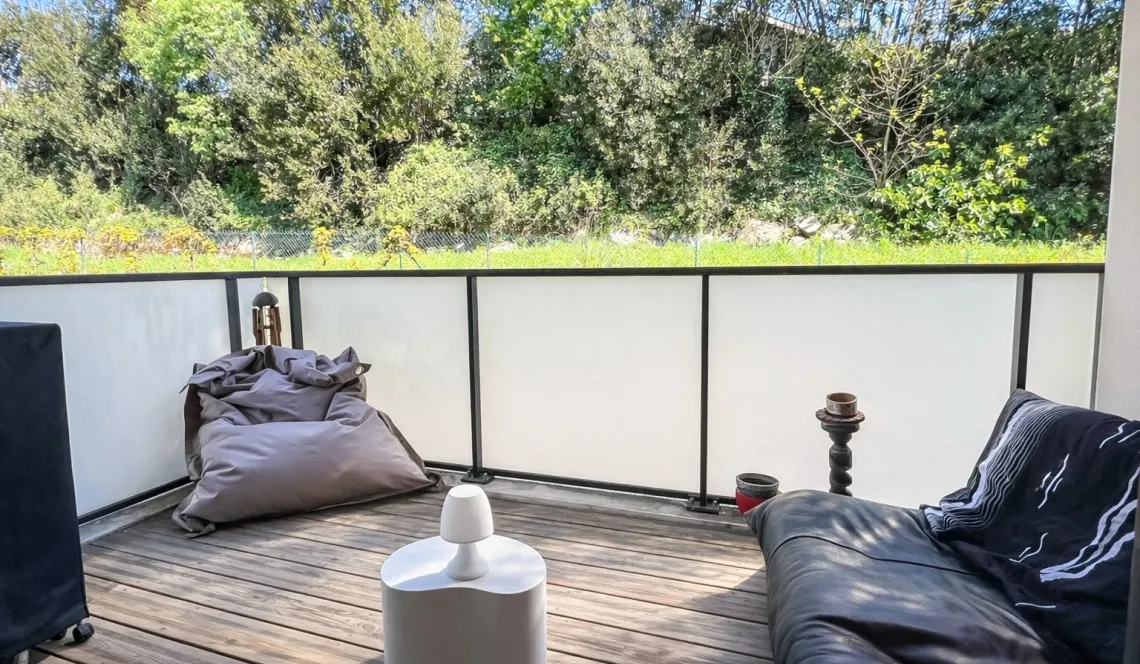 Bayonne les Arènes - Joli type 2 de 42 m2 habitable, beau séjour sur terrasse sans vis à vis, place de parking sous-sol