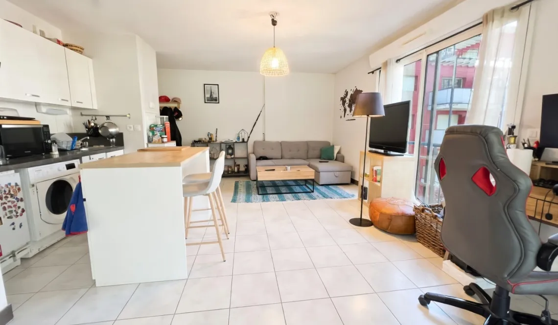 Bayonne les Arènes - Joli type 2 de 42 m2 habitable, beau séjour sur terrasse sans vis à vis, place de parking sous-sol