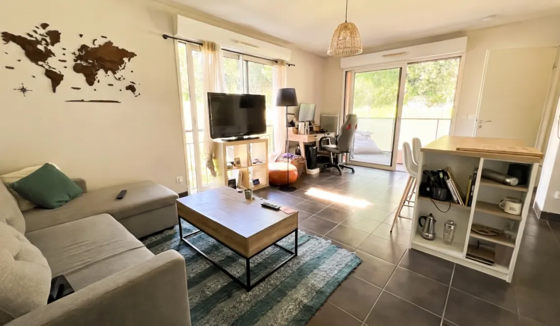 Bayonne les Arènes - Joli type 2 de 42 m2 habitable, beau séjour sur terrasse sans vis à vis, place de parking sous-sol