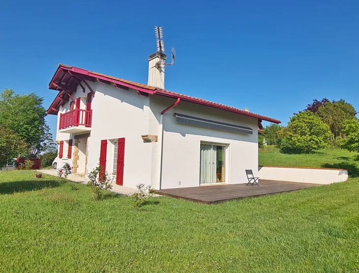 Quartier calme de Mouguerre - Villa de type Basque de 1994 de 110 m² habitable, 3 chambres, garage + 2 terrasses sur jolie parcelle de 1396 m²