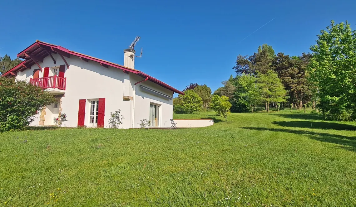 Quartier calme de Mouguerre - Villa de type Basque de 1994 de 113 m² habitable,  3 chambres, garage + 2 terrasses sur jolie parcelle de 1396 m²