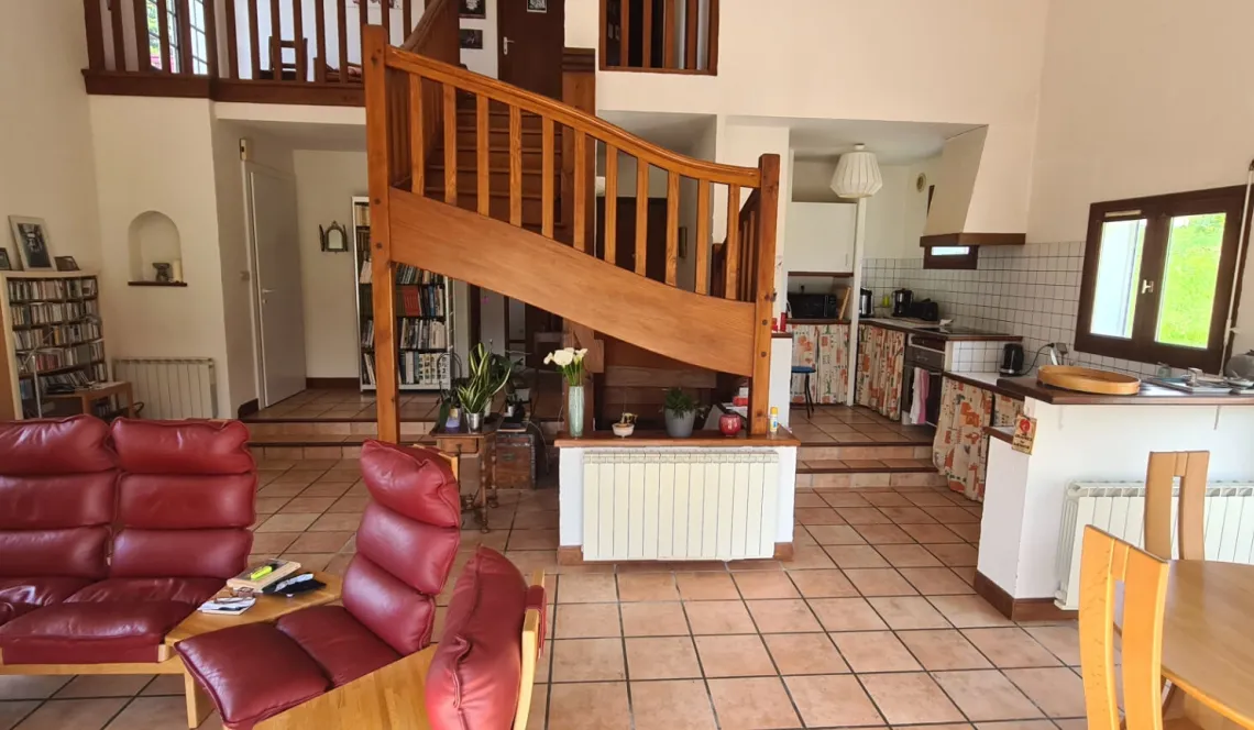 Quartier calme de Mouguerre - Villa de type Basque de 1994 de 113 m² habitable,  3 chambres, garage + 2 terrasses sur jolie parcelle de 1396 m²