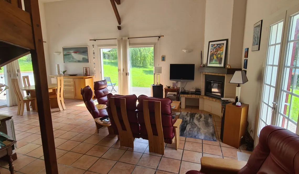 Quartier calme de Mouguerre - Villa de type Basque de 1994 de 113 m² habitable,  3 chambres, garage + 2 terrasses sur jolie parcelle de 1396 m²