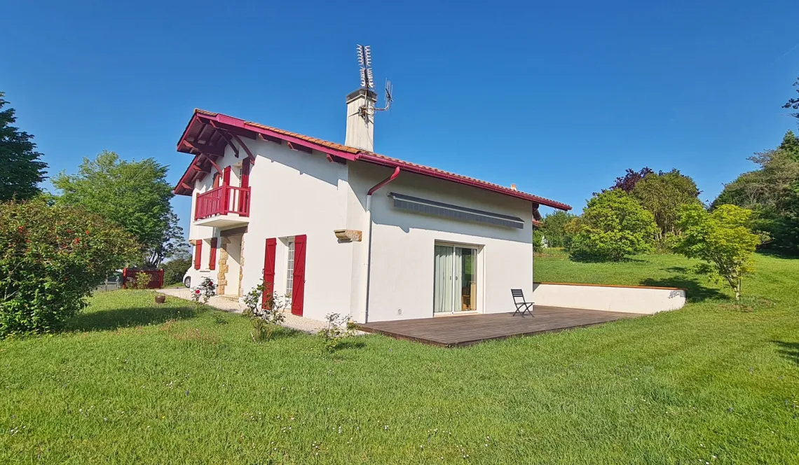 Quartier calme de Mouguerre - Villa de type Basque de 1994 de 113 m² habitable,  3 chambres, garage + 2 terrasses sur jolie parcelle de 1396 m²