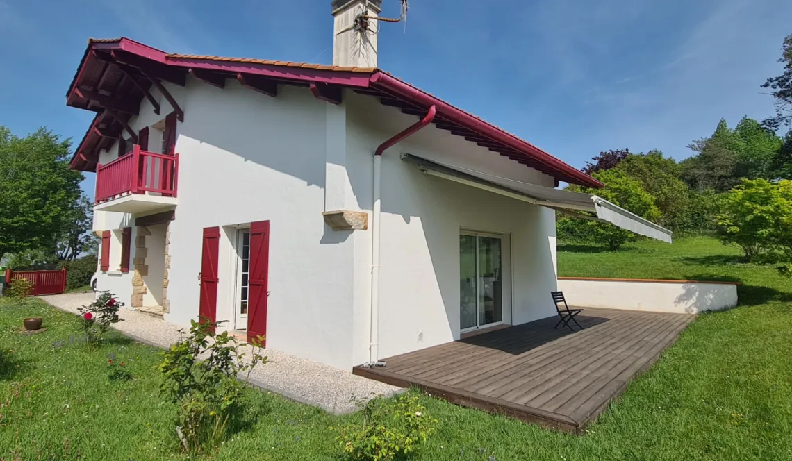 Quartier calme de Mouguerre - Villa de type Basque de 1994 de 113 m² habitable,  3 chambres, garage + 2 terrasses sur jolie parcelle de 1396 m²