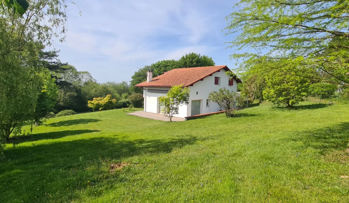 Quartier calme de Mouguerre - Villa de type Basque de 1994 de 113 m² habitable,  3 chambres, garage + 2 terrasses sur jolie parcelle de 1396 m²
