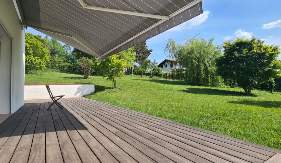Quartier calme de Mouguerre - Villa de type Basque de 1994 de 113 m² habitable,  3 chambres, garage + 2 terrasses sur jolie parcelle de 1396 m²