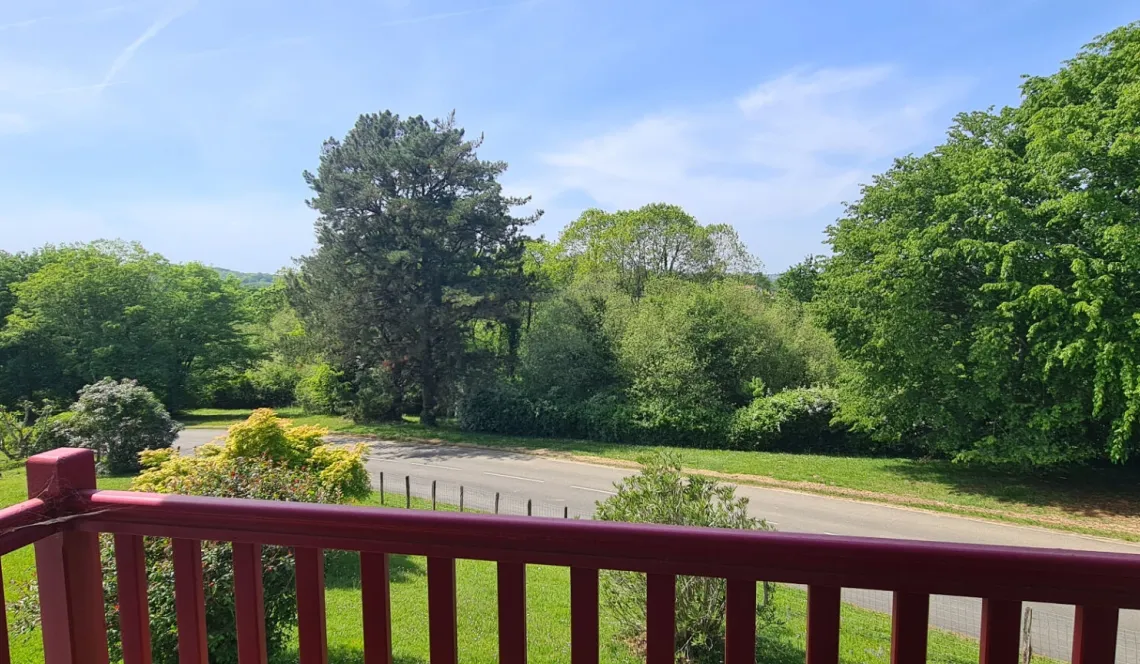 Quartier calme de Mouguerre - Villa de type Basque de 1994 de 113 m² habitable,  3 chambres, garage + 2 terrasses sur jolie parcelle de 1396 m²