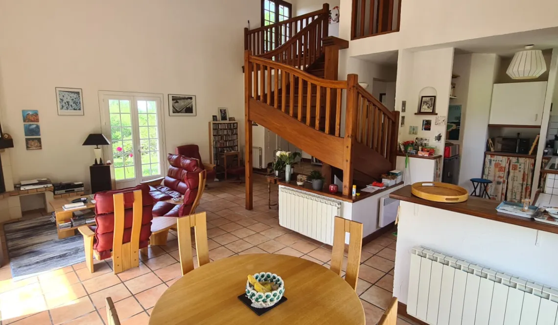 Quartier calme de Mouguerre - Villa de type Basque de 1994 de 113 m² habitable,  3 chambres, garage + 2 terrasses sur jolie parcelle de 1396 m²