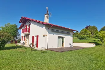 Quartier calme de Mouguerre - Villa de type Basque de 1994 de 113 m² habitable,  3 chambres, garage + 2 terrasses sur jolie parcelle de 1396 m²