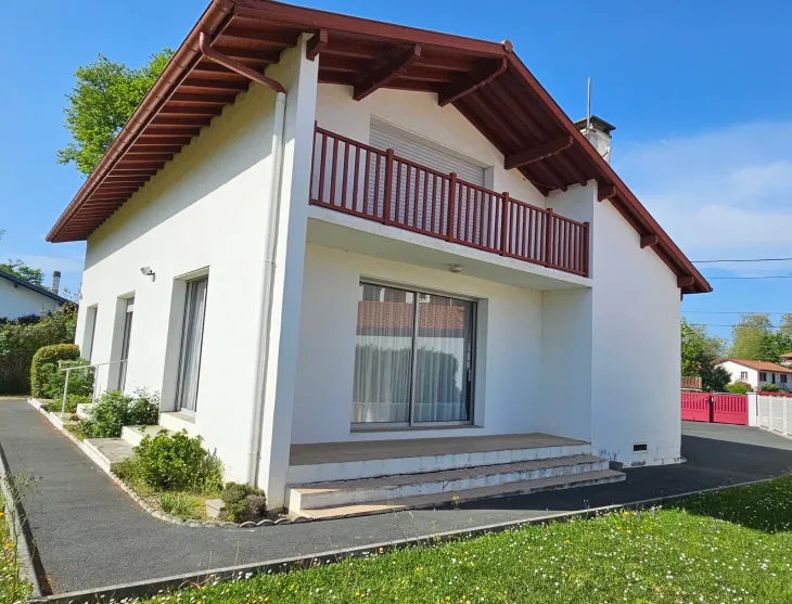 Cambo les Bains - Proche du centre ville et le nez dans la verdure pour cet agréable plain-pied de 167 m² habitable, 4 chambres + garage de 30 m² sur parcelle de 1060 m²