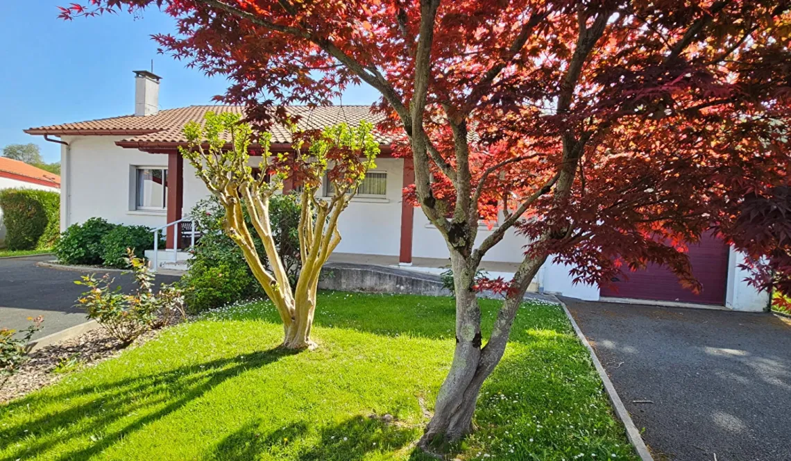 Cambo les Bains - Proche du centre ville et le nez dans la verdure pour cet agréable plain-pied de 167 m² habitable, 4 chambres + garage de 30 m² sur parcelle de 1060 m²
