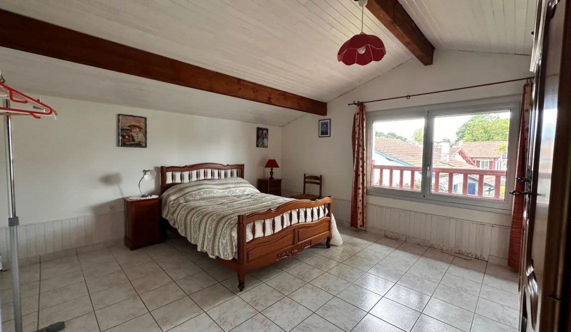 Cambo les Bains - Proche du centre ville et le nez dans la verdure pour cet agréable plain-pied de 167 m² habitable, 4 chambres + garage de 30 m² sur parcelle de 1060 m²