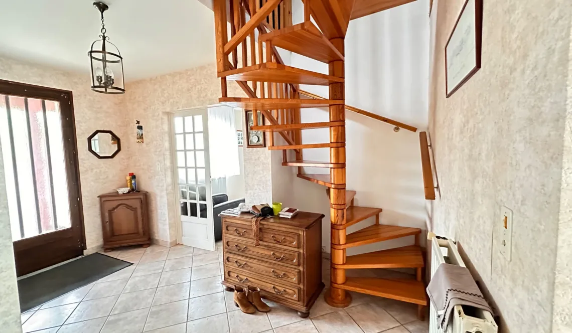 Cambo les Bains - Proche du centre ville et le nez dans la verdure pour cet agréable plain-pied de 167 m² habitable, 4 chambres + garage de 30 m² sur parcelle de 1060 m²