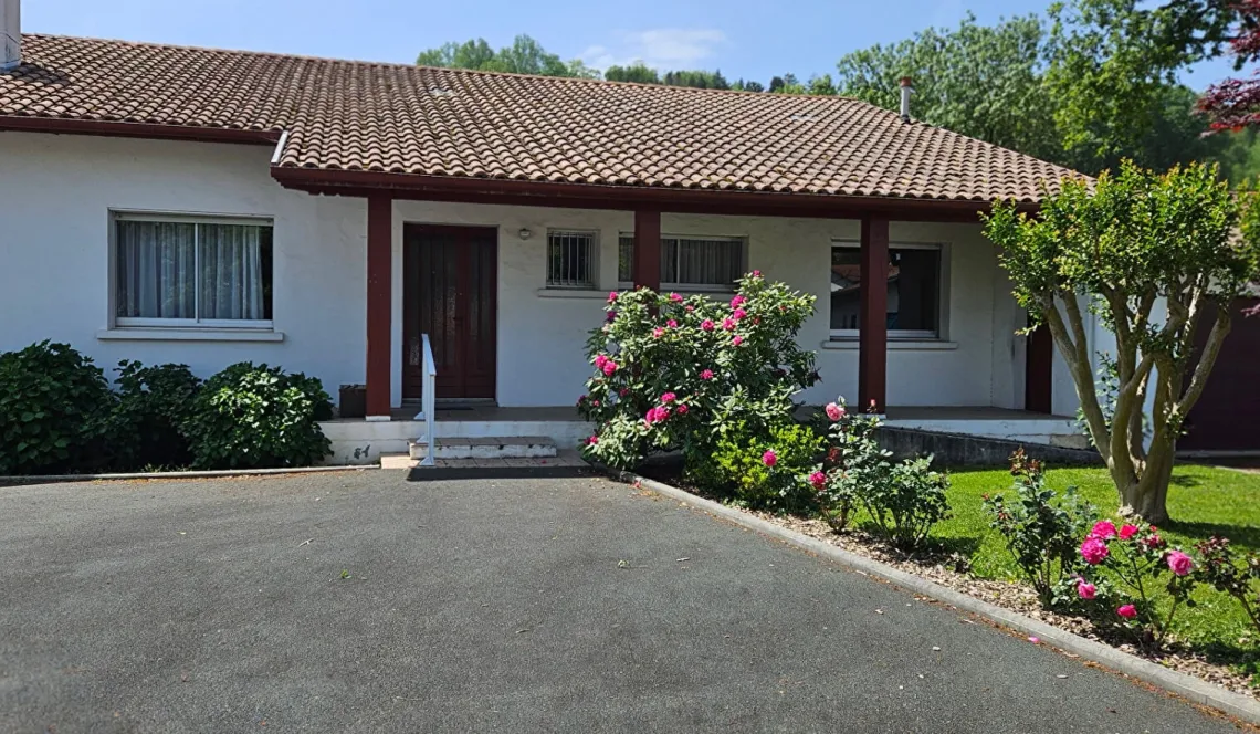 Cambo les Bains - Proche du centre ville et le nez dans la verdure pour cet agréable plain-pied de 167 m² habitable, 4 chambres + garage de 30 m² sur parcelle de 1060 m²