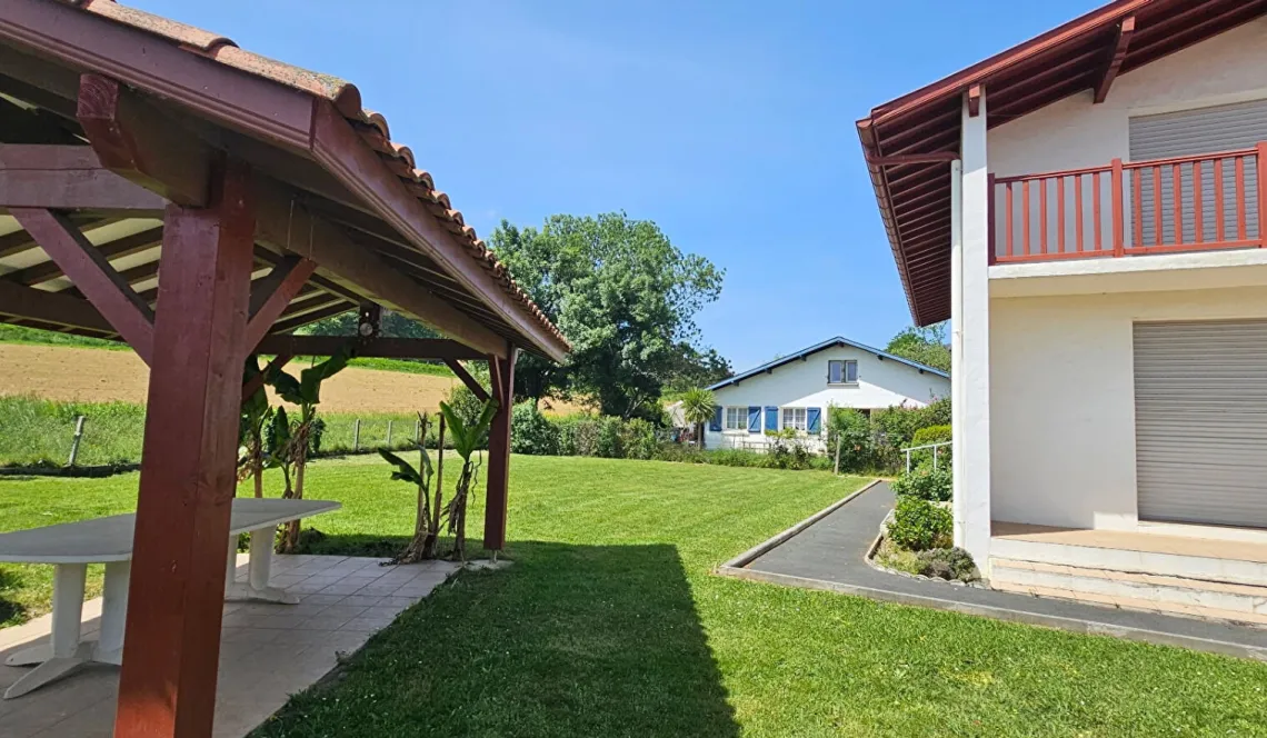 Cambo les Bains - Proche du centre ville et le nez dans la verdure pour cet agréable plain-pied de 167 m² habitable, 4 chambres + garage de 30 m² sur parcelle de 1060 m²