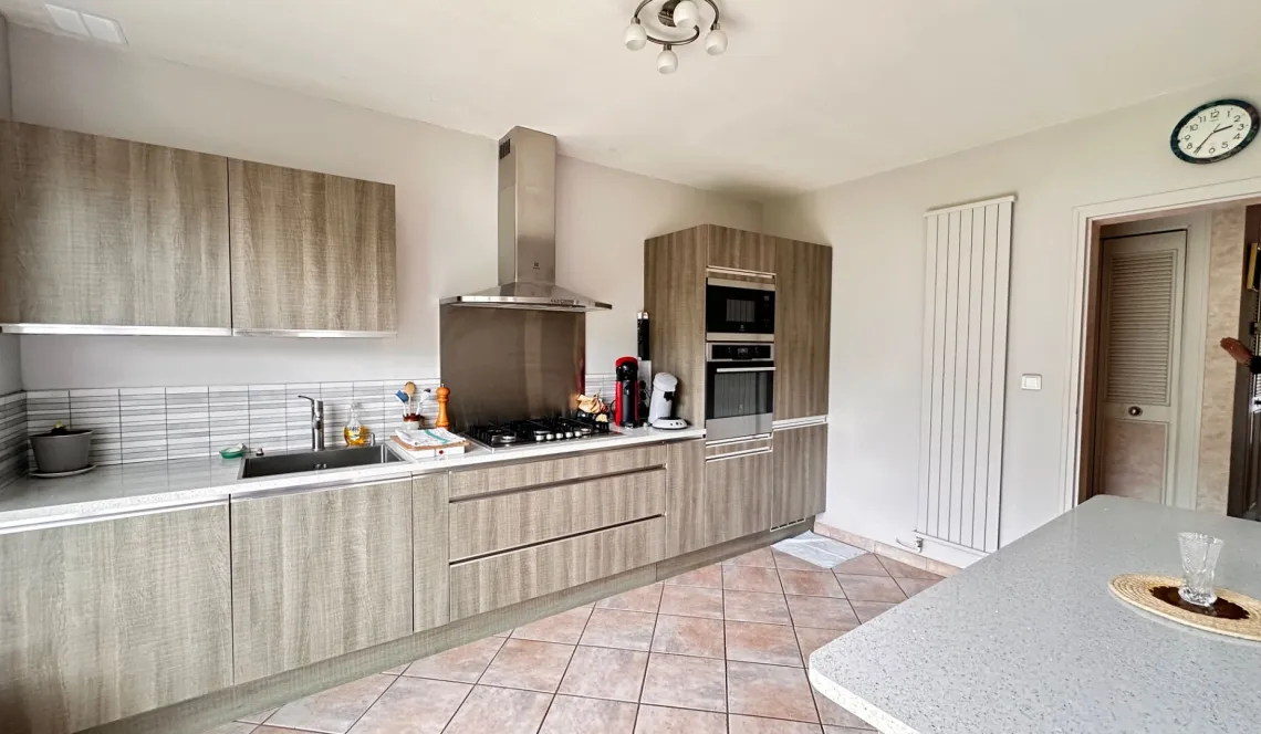 Cambo les Bains - Proche du centre ville et le nez dans la verdure pour cet agréable plain-pied de 167 m² habitable, 4 chambres + garage de 30 m² sur parcelle de 1060 m²