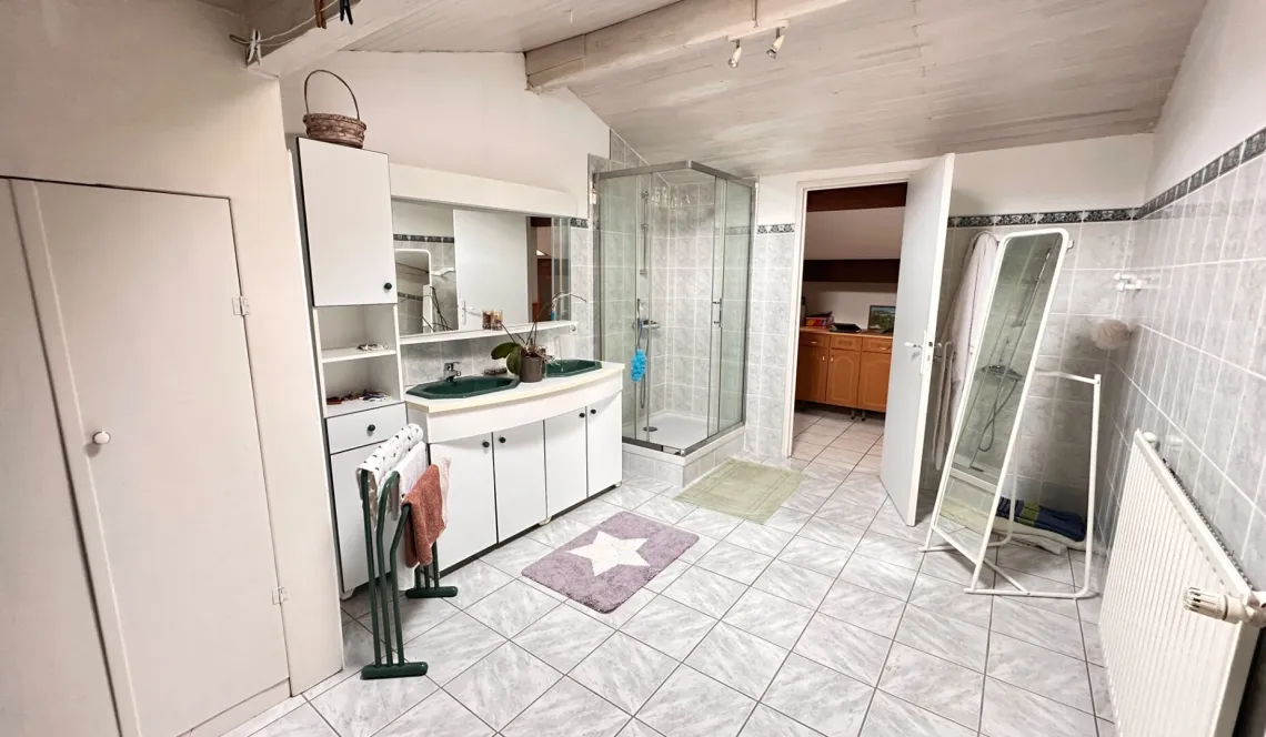 Cambo les Bains - Proche du centre ville et le nez dans la verdure pour cet agréable plain-pied de 167 m² habitable, 4 chambres + garage de 30 m² sur parcelle de 1060 m²