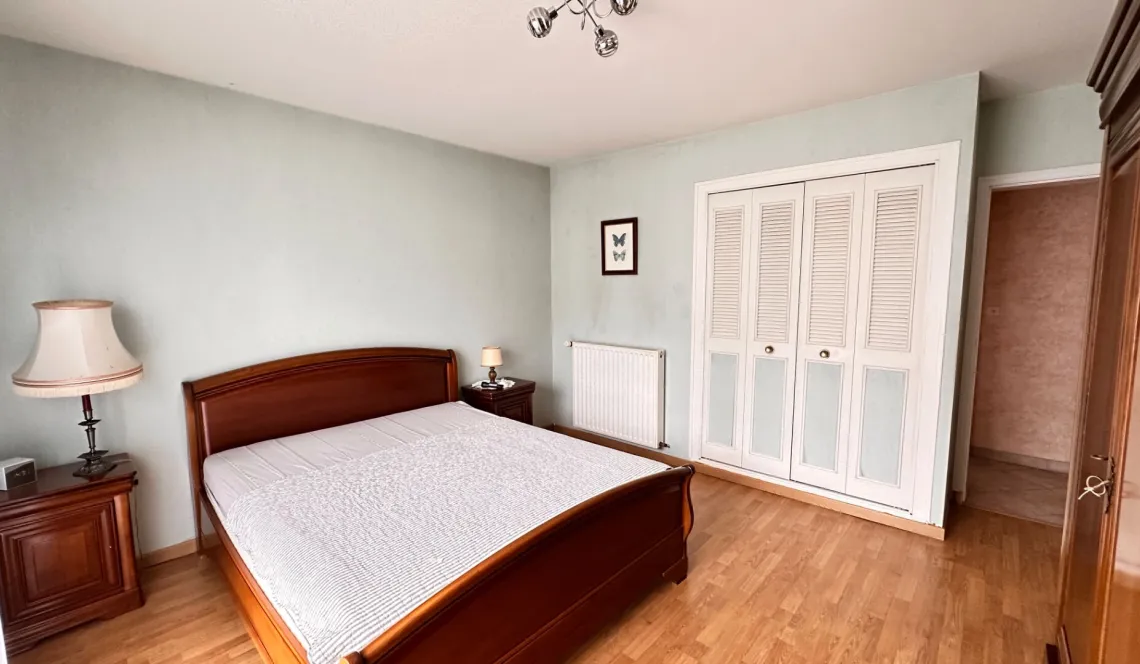 Cambo les Bains - Proche du centre ville et le nez dans la verdure pour cet agréable plain-pied de 167 m² habitable, 4 chambres + garage de 30 m² sur parcelle de 1060 m²