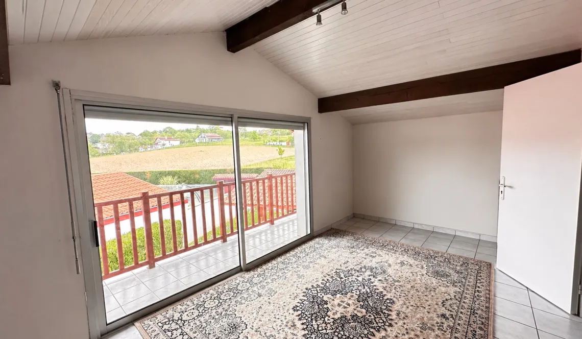 Cambo les Bains - Proche du centre ville et le nez dans la verdure pour cet agréable plain-pied de 167 m² habitable, 4 chambres + garage de 30 m² sur parcelle de 1060 m²