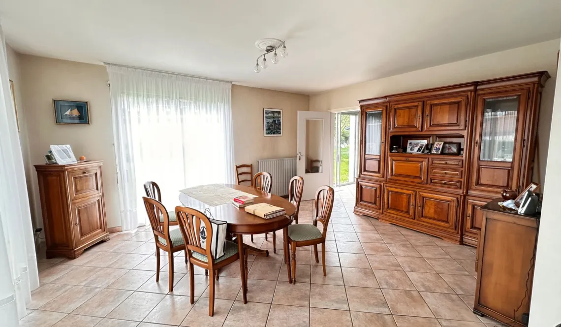 Cambo les Bains - Proche du centre ville et le nez dans la verdure pour cet agréable plain-pied de 167 m² habitable, 4 chambres + garage de 30 m² sur parcelle de 1060 m²