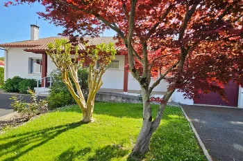Cambo les Bains - Proche du centre ville et le nez dans la verdure pour cet agréable plain-pied de 167 m² habitable, 4 chambres + garage de 30 m² sur parcelle de 1060 m²