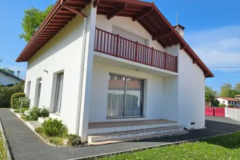 Cambo les Bains - Proche du centre ville et le nez dans la verdure pour cet agréable plain-pied de 167 m² habitable, 4 chambres + garage de 30 m² sur parcelle de 1060 m²
