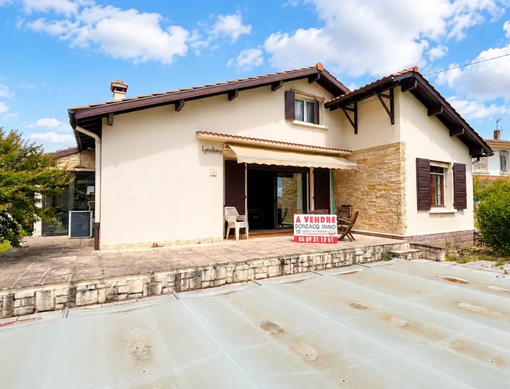 Anglet proche des 5 Cantons - Sur 695 m² de terrain + piscine, charmante traditionnelle des années 60 de 165 m² habitable + dépendances à remettre au goût du jour pour un projet plus que sympa!