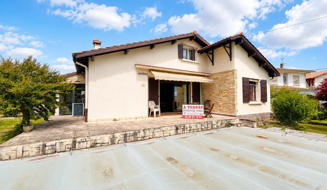 Anglet proche des 5 Cantons - Sur 695 m² de terrain + piscine, adorable traditionnelle des années 60 de 165 m² habitable + dépendances à rafraîchir pour un projet plus que sympa!