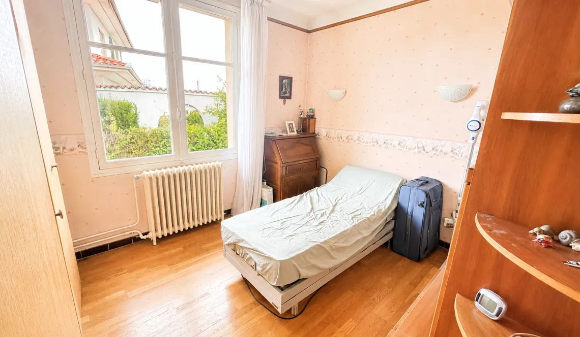Anglet proche des 5 Cantons - Sur 695 m² de terrain + piscine, adorable traditionnelle des années 60 de 165 m² habitable + dépendances à rafraîchir pour un projet plus que sympa!