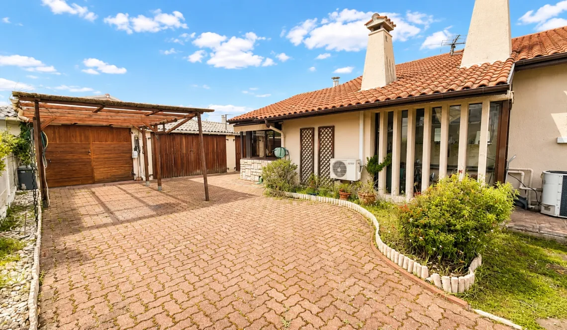 Anglet proche des 5 Cantons - Sur 695 m² de terrain + piscine, adorable traditionnelle des années 60 de 165 m² habitable + dépendances à rafraîchir pour un projet plus que sympa!