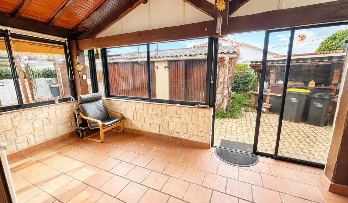 Anglet proche des 5 Cantons - Sur 695 m² de terrain + piscine, adorable traditionnelle des années 60 de 165 m² habitable + dépendances à rafraîchir pour un projet plus que sympa!