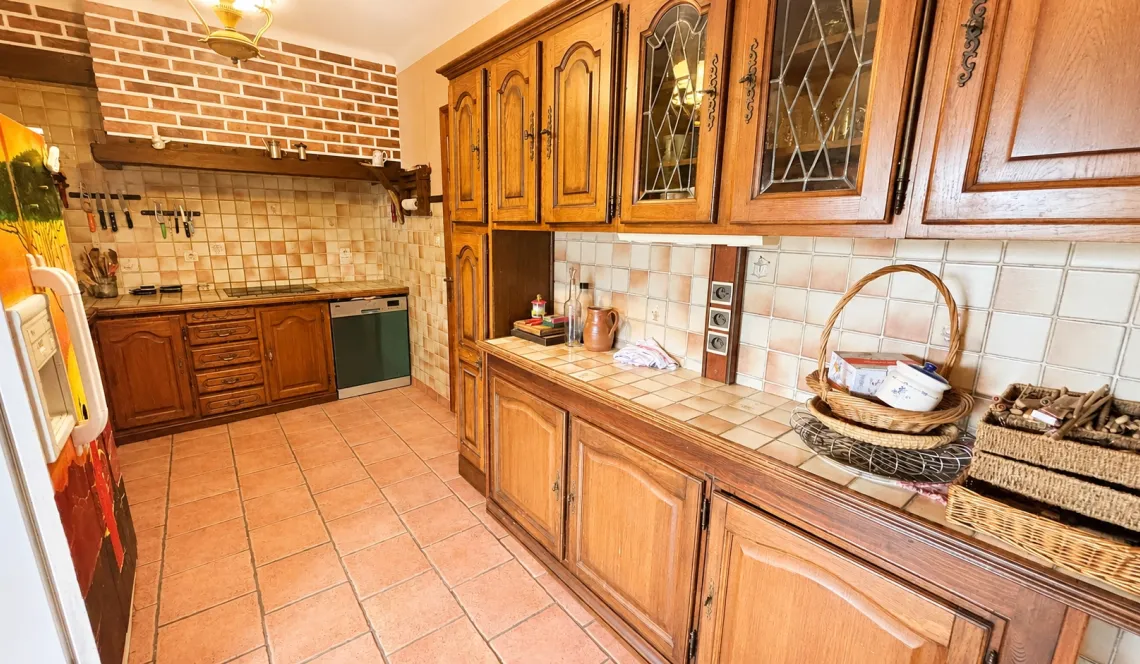 Anglet proche des 5 Cantons - Sur 695 m² de terrain + piscine, adorable traditionnelle des années 60 de 165 m² habitable + dépendances à rafraîchir pour un projet plus que sympa!