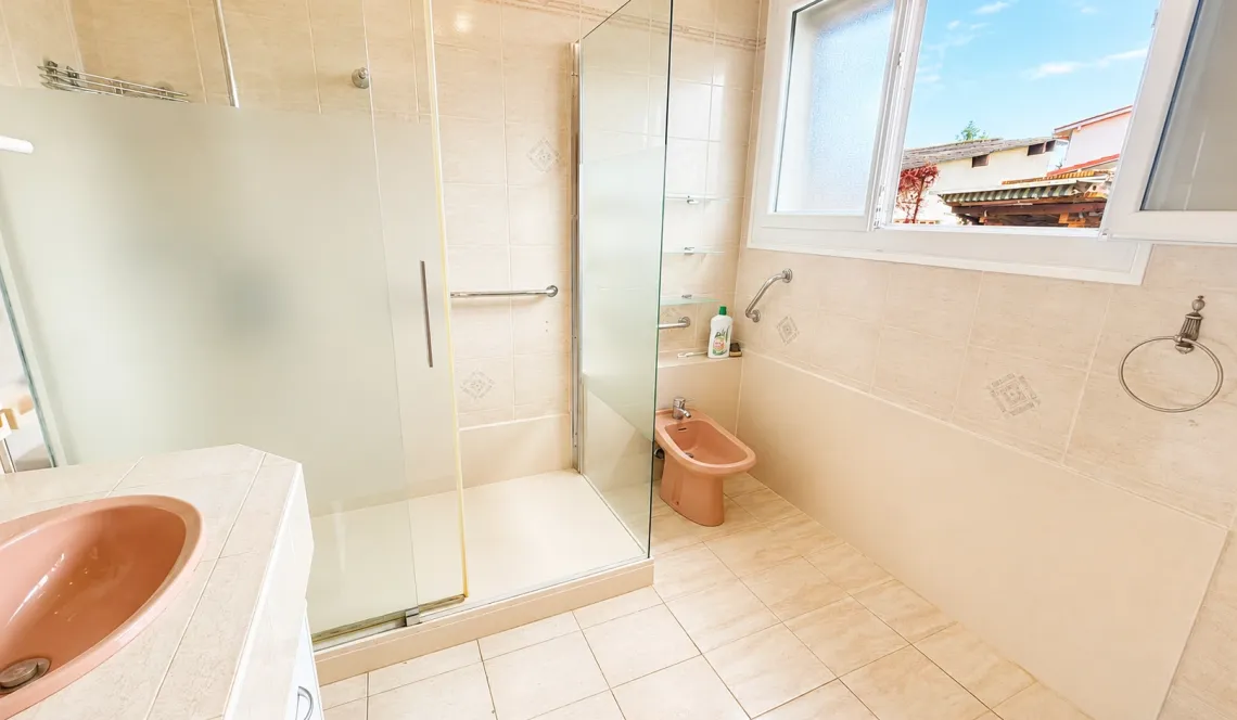 Anglet proche des 5 Cantons - Sur 695 m² de terrain + piscine, adorable traditionnelle des années 60 de 165 m² habitable + dépendances à rafraîchir pour un projet plus que sympa!