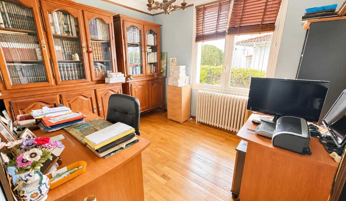 Anglet proche des 5 Cantons - Sur 695 m² de terrain + piscine, adorable traditionnelle des années 60 de 165 m² habitable + dépendances à rafraîchir pour un projet plus que sympa!