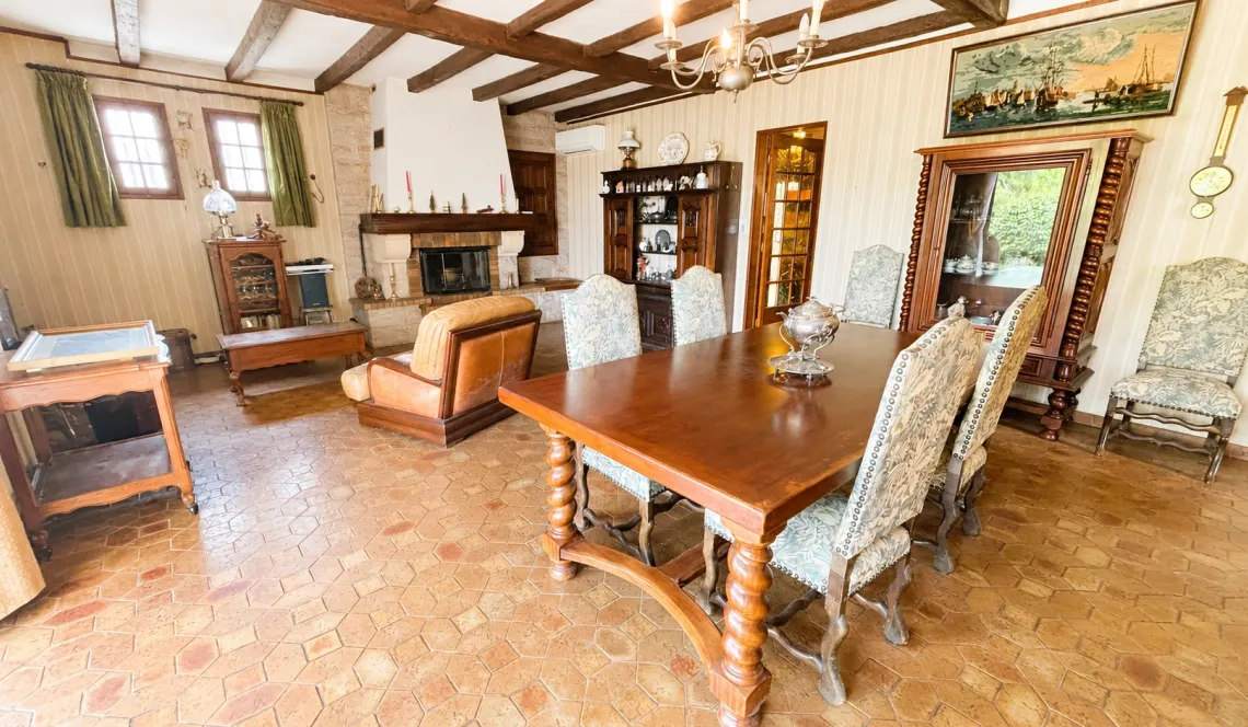 Anglet proche des 5 Cantons - Sur 695 m² de terrain + piscine, adorable traditionnelle des années 60 de 165 m² habitable + dépendances à rafraîchir pour un projet plus que sympa!