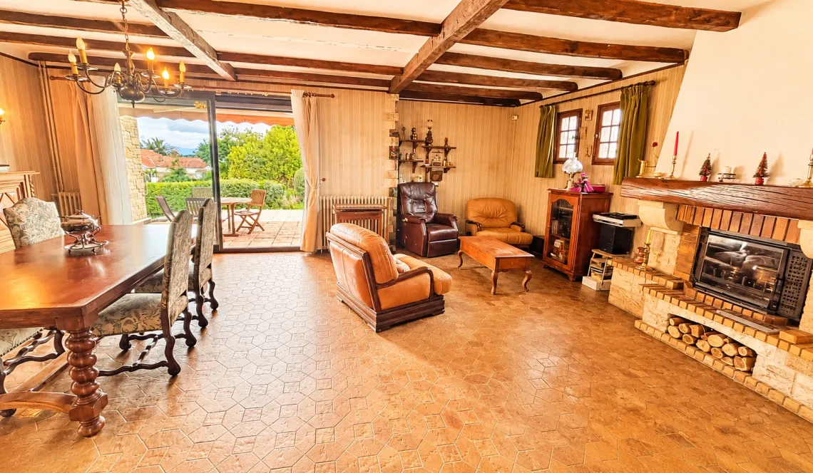 Anglet proche des 5 Cantons - Sur 695 m² de terrain + piscine, adorable traditionnelle des années 60 de 165 m² habitable + dépendances à rafraîchir pour un projet plus que sympa!