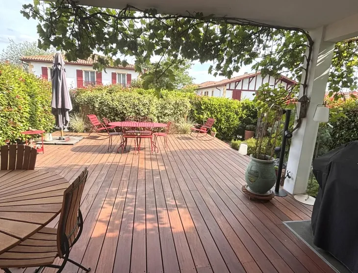 Au bourg de Villefranque - Atypique type 3 de 82 m² habitable et son extérieur/terrasse de 80 m² plein sud, pièce de vie/cuisine toute équipée de 38 m², 2 parkings 