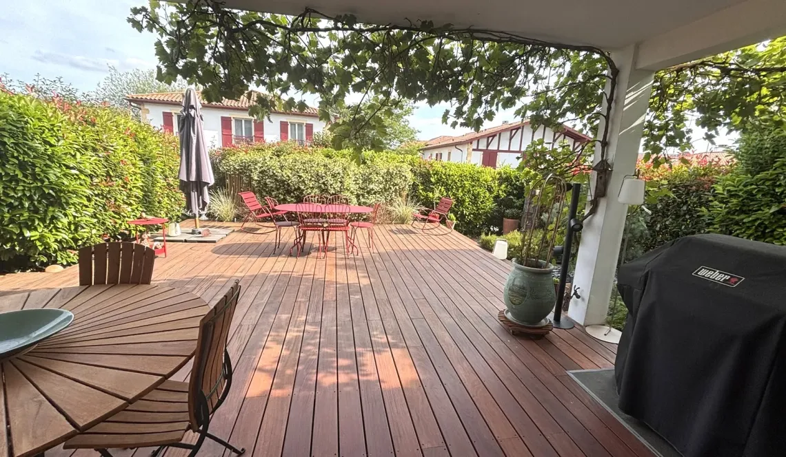 Au bourg de Villefranque - Atypique type 3 de 82 m² habitable et son extérieur/terrasse de 80 m² plein sud, pièce de vie/cuisine US de 38 m², 2 parkings 
