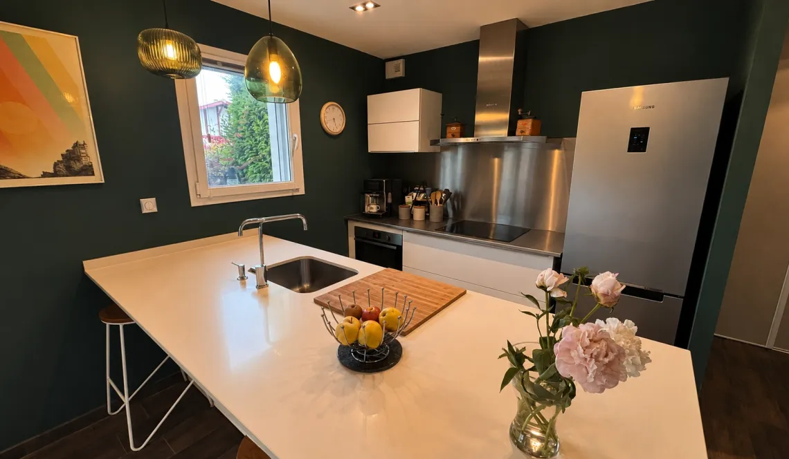Au bourg de Villefranque - Atypique type 3 de 82 m² habitable et son extérieur/terrasse de 80 m² plein sud, pièce de vie/cuisine US de 38 m², 2 parkings 