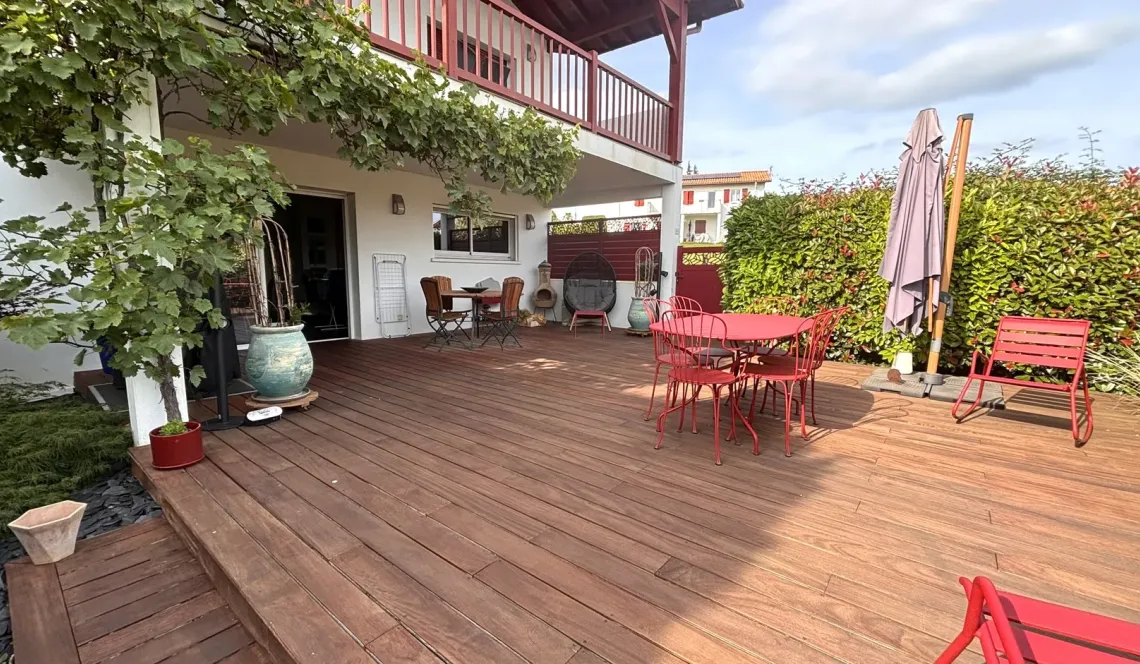 Au bourg de Villefranque - Atypique type 3 de 82 m² habitable et son extérieur/terrasse de 80 m² plein sud, pièce de vie/cuisine US de 38 m², 2 parkings 