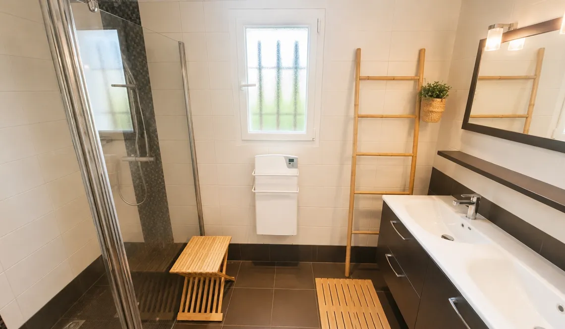 Au bourg de Villefranque - Atypique type 3 de 82 m² habitable et son extérieur/terrasse de 80 m² plein sud, pièce de vie/cuisine US de 38 m², 2 parkings 