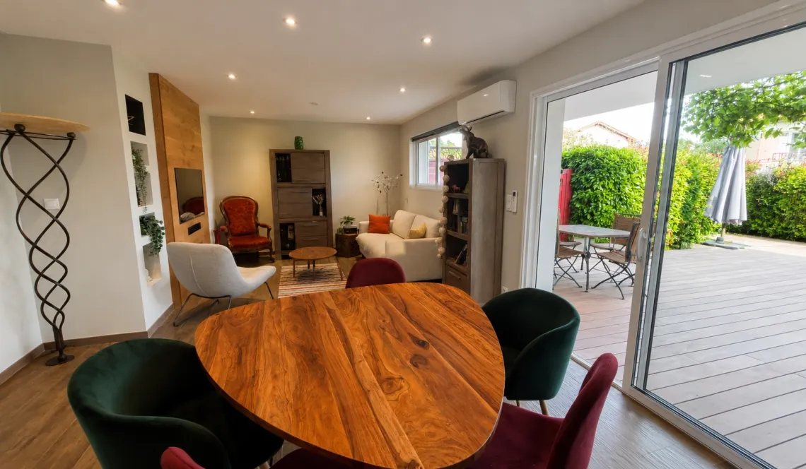 Au bourg de Villefranque - Atypique type 3 de 82 m² habitable et son extérieur/terrasse de 80 m² plein sud, pièce de vie/cuisine US de 38 m², 2 parkings 