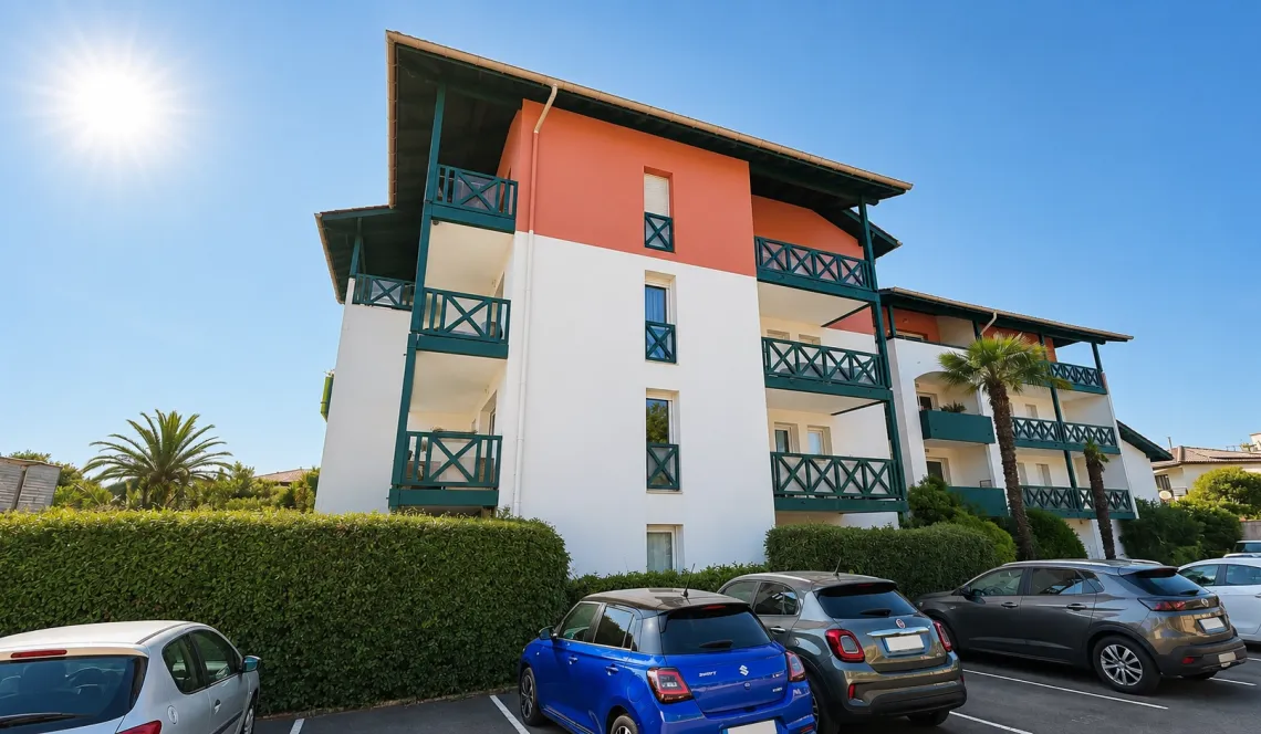 Anglet les 5 Cantons - Joli type 3 de 70 m² habitable dans résidence intimiste des années 1997, 2 terrasses ensoleillées, agréable séjour avec sa jolie cuisine équipée, cellier + place de parking